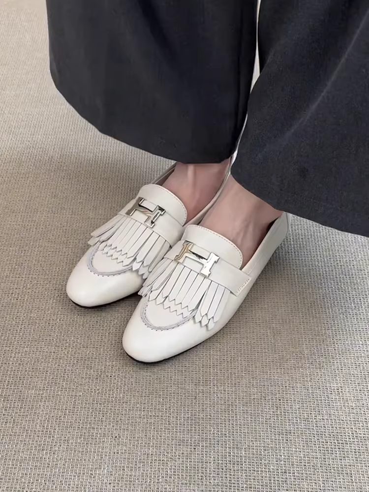 Phiên bản da cừu~ Giày lười màu trắng có khóa kim loại kiểu Pháp dành cho nữ, giày đế bằng để đi làm, giày da thật có tua rua.
