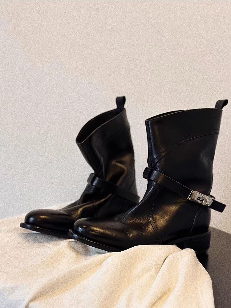 Phiên bản da bò ~ Giày bốt cưỡi ngựa mũi tròn màu đen có khóa kim loại thời trang theo phong cách Anh dành cho nữ, giày bốt ngắn gót thấp thoải mái