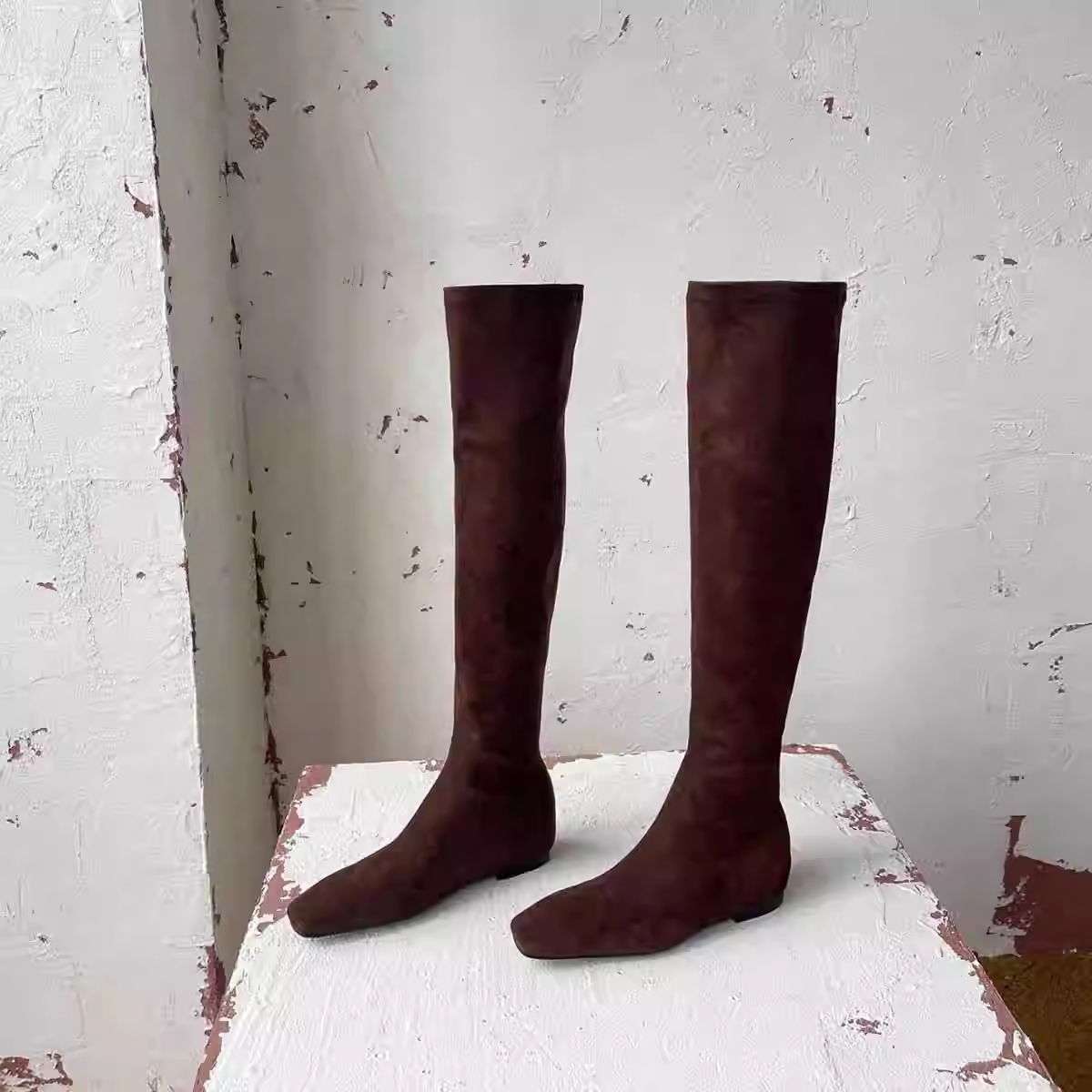 Phiên bản da bò ~ Giày bốt dài bằng da lộn cổ điển dành cho nữ với độ tăng chiều cao ẩn, giày bốt thon gọn, mũi vuông, trên đầu gối, giày đi xe thanh lịch và đa năng.