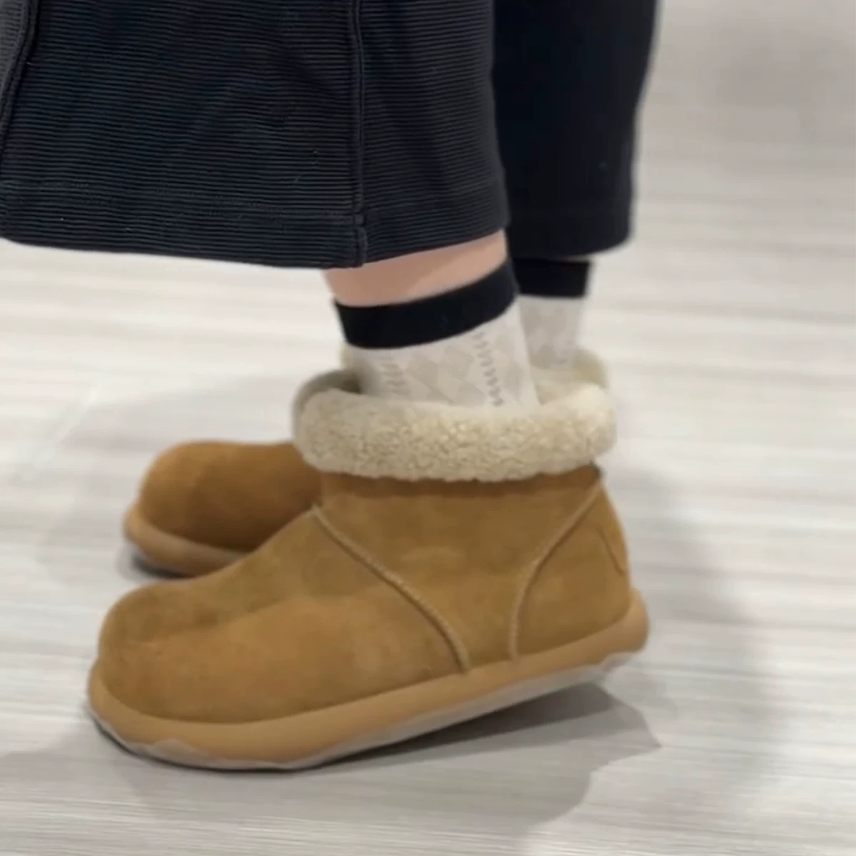 Phiên bản da bò ~ Giày bốt Birkenstock bằng da thật lót lông cừu dành cho nữ, giày bốt đi tuyết ấm áp bằng da lộn cổ điển, giày cotton đế dày kiểu Row.