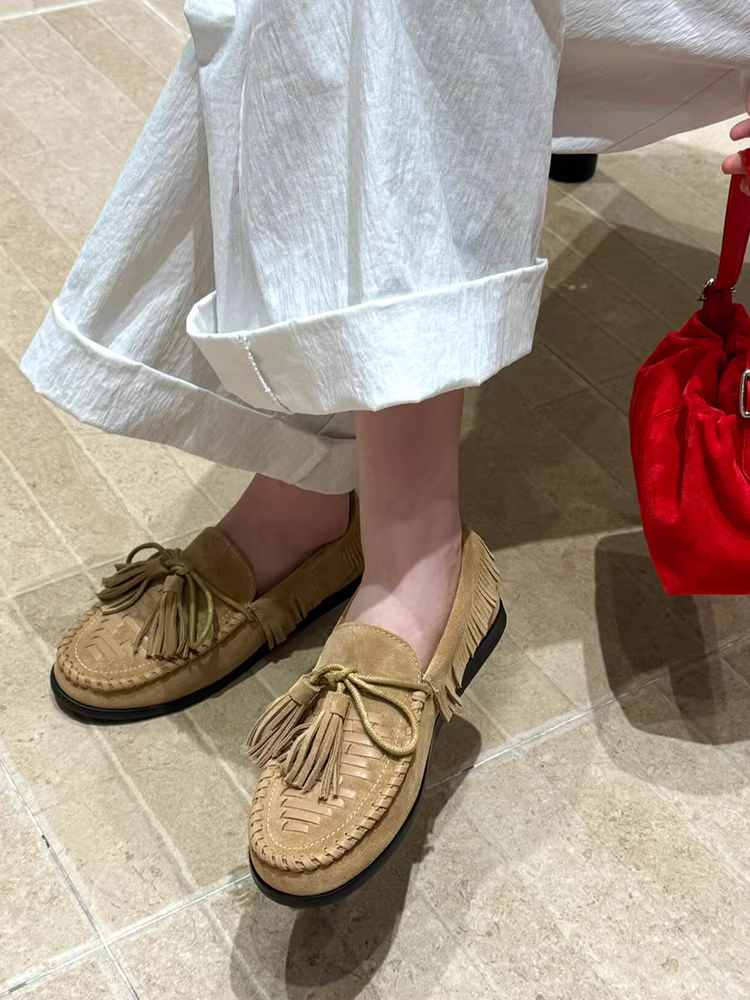 Phiên bản da cừu ~ Giày lười tua rua dệt theo phong cách đất hoang dành cho nữ, giày da lộn đế bằng kiểu mới, kiểu dáng dễ mang