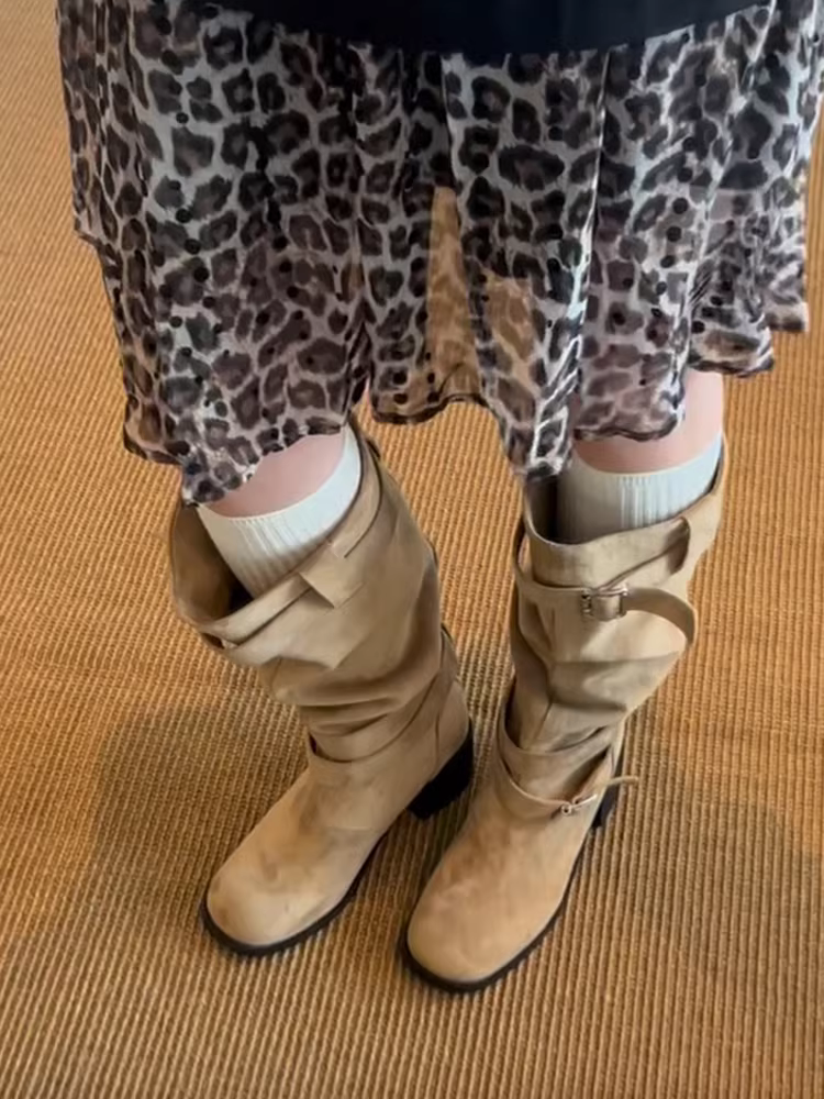 Phiên bản da bò ~ Giày bốt xếp ly dành cho nữ, phong cách wasteland, có khóa thắt lưng, mũi tròn bằng da lộn, gót dày, bốt dài đa năng.