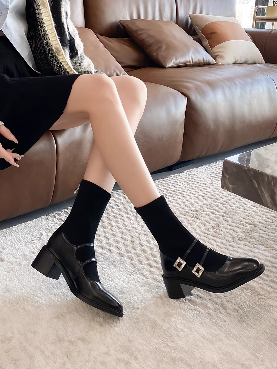 Pear Xiaoqi~ Giày bốt thon gọn co giãn dành cho nữ, bốt ngắn gót dày bằng da thật, bốt cao gót kiểu Pháp đính đá cổ điển kiểu Mary Jane.