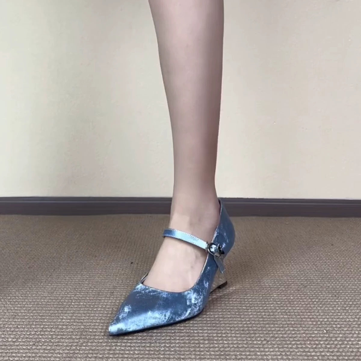 Phiên bản da cừu ~ Giày cao gót Mary Jane kiểu Trung Quốc mới có khóa bằng vải satin dành cho nữ, gót nêm, mũi nhọn, giày đơn miệng nông đa năng.