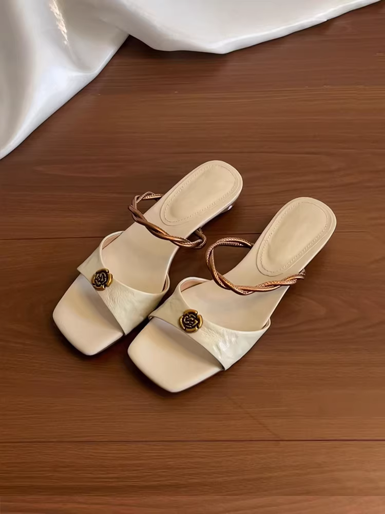 Phiên bản da cừu ~ Dép xỏ ngón da thật kiểu retro mới dành cho nữ, dép xỏ ngón đế thấp hoa trà đa năng, kiểu dáng mở mũi