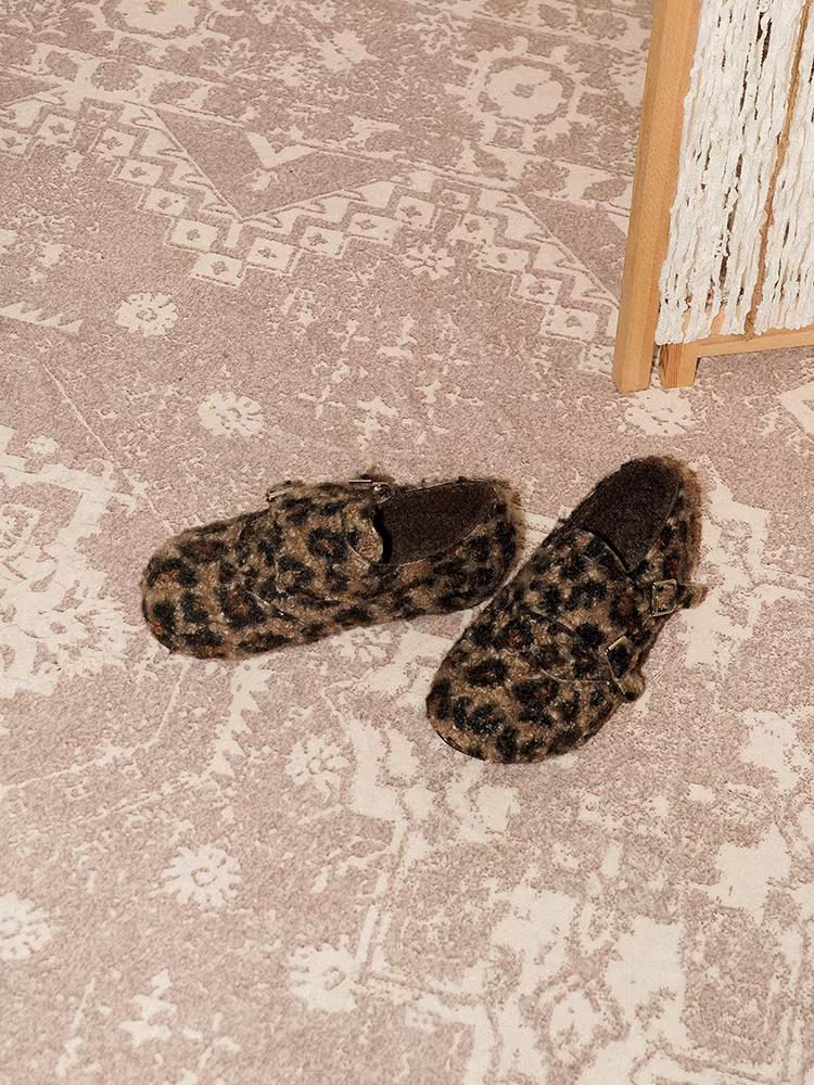 Pear Xiaoqi~ Giày Birkenstock có khóa kiểu giản dị dành cho nữ, giày đế dày mùa đông mới, giày da thoải mái kiểu slip-on.