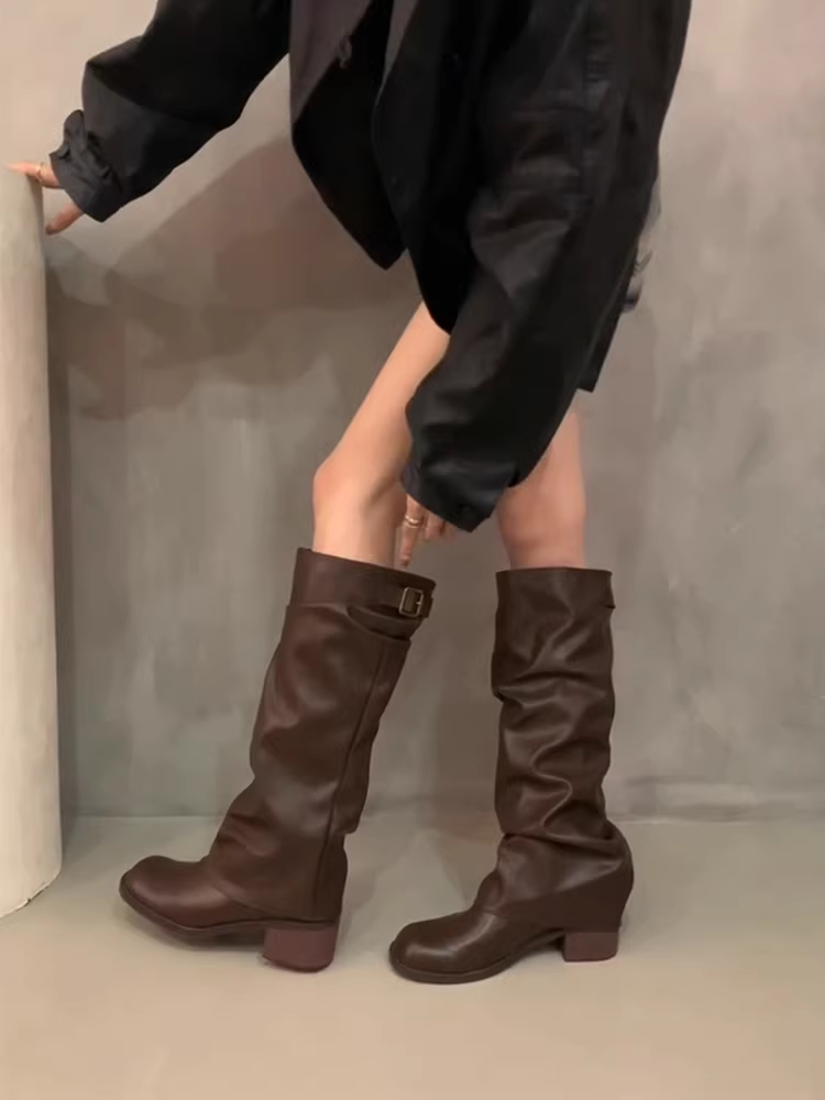 Phiên bản da bò~ Giày bốt da thật cổ điển dành cho nữ, mũi tròn, gót dày, kiểu xếp ly, bốt dài trên đầu gối, kiểu dáng thon gọn.