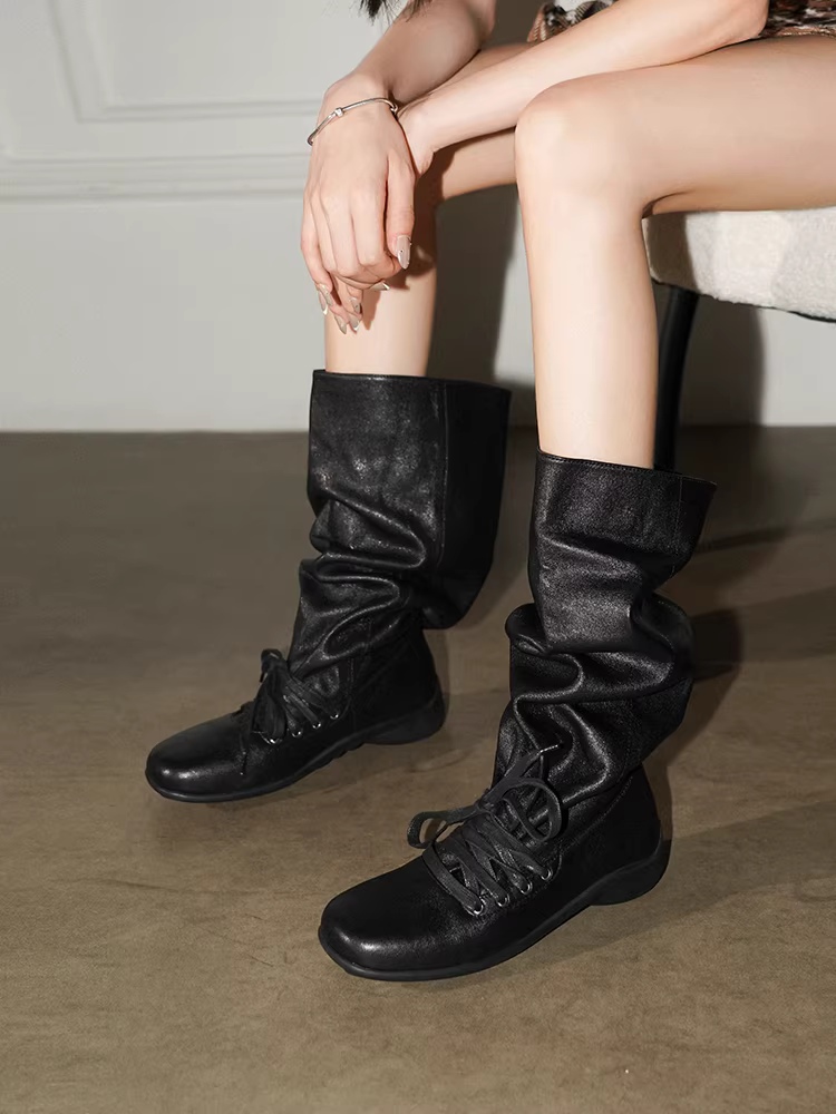 Pear Xiaoqi~ Giày bốt xếp ly kiểu cổ điển dành cho nữ, giày bốt thể thao đế bằng mũi tròn, giày bốt cưỡi ngựa bằng da thật có dây buộc độc đáo.