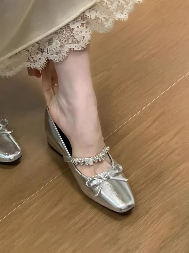Phiên bản da cừu ~ Giày Mary Jane kiểu Pháp nhẹ nhàng và đa năng dành cho nữ, mũi vuông, miệng nông, quai đơn đính kim cương giả, giày đơn nhỏ.