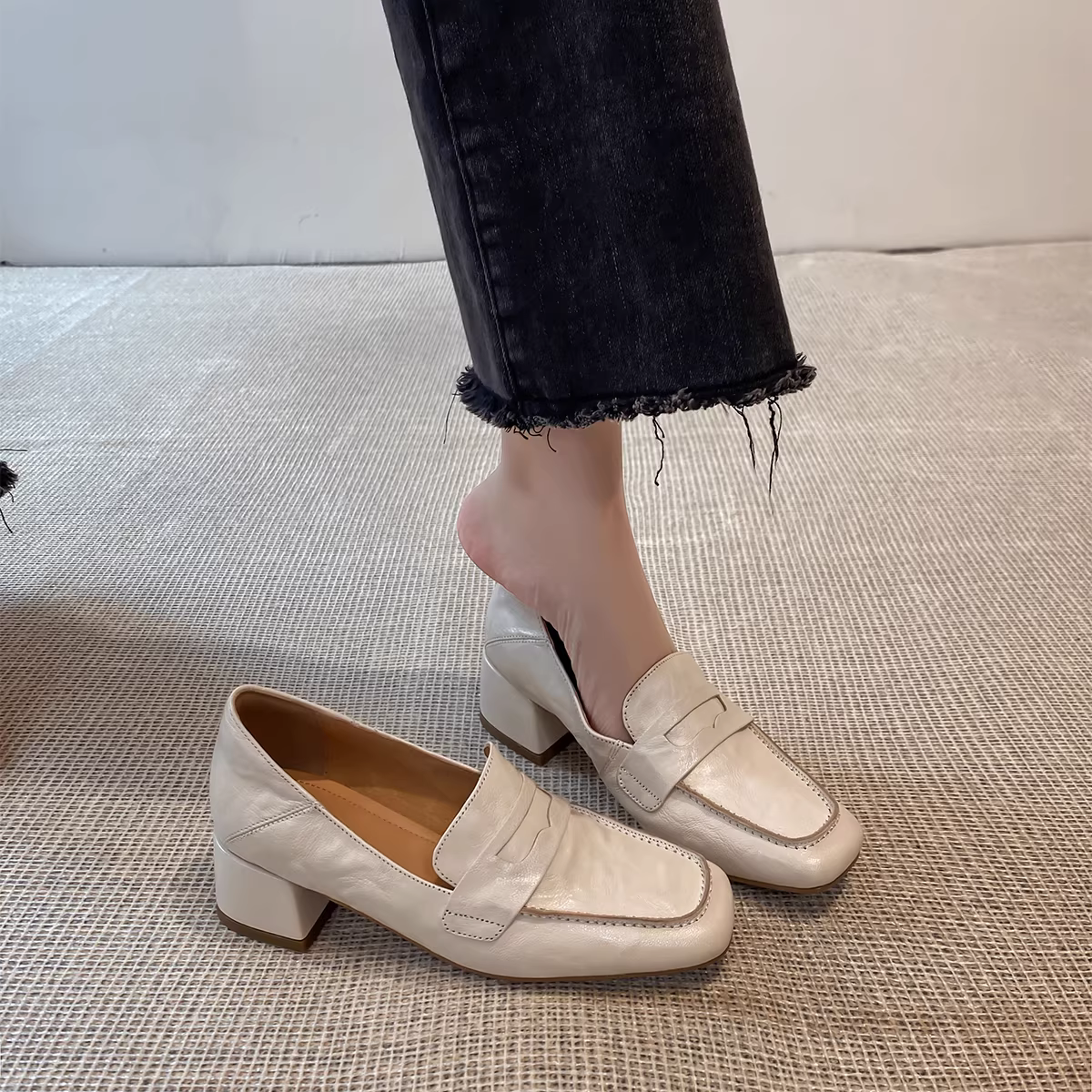 Pear Xiaoqi~ Giày lười màu trắng dành cho nữ có gót dày, mũi vuông, thích hợp đi làm, da thật, cổ điển, đa năng, giày da nhỏ phong cách Anh quốc