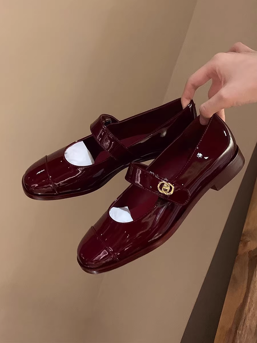 Phiên bản da cừu ~ Giày Mary Jane kiểu Chanel dành cho nữ, giày đế bằng kiểu cổ điển Pháp, quai đơn, gót dày và chất liệu da bóng.