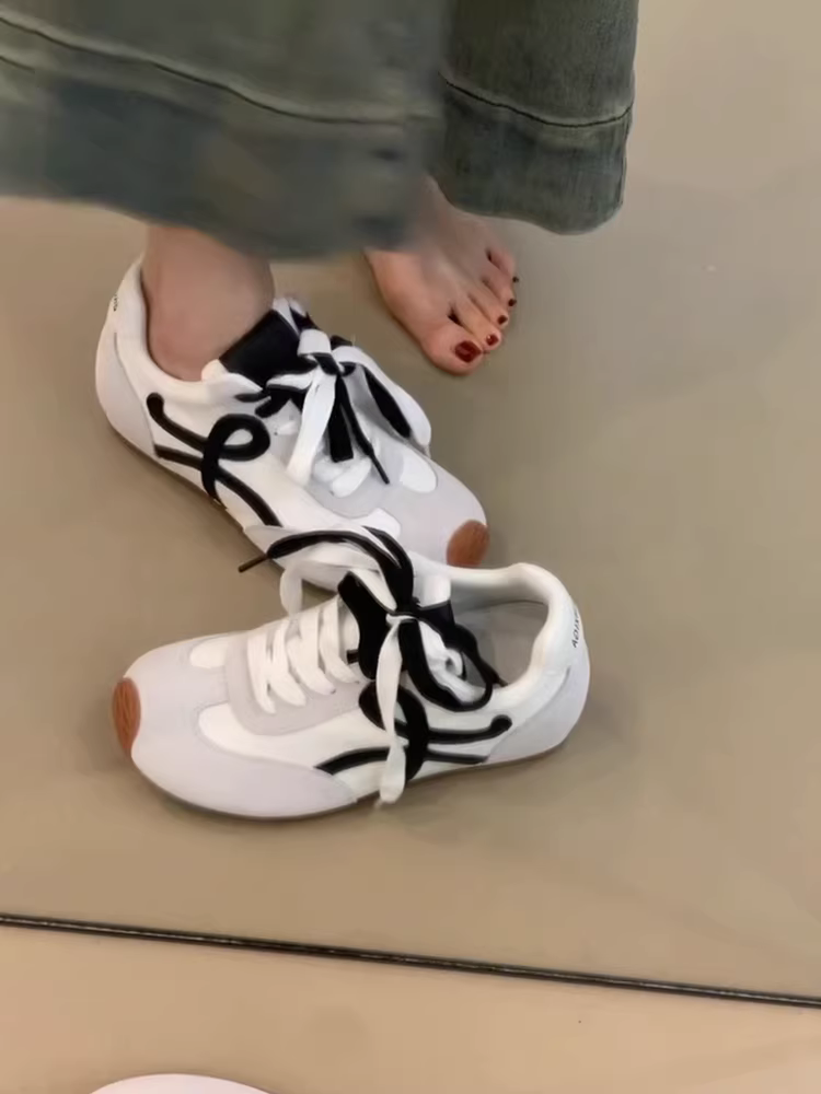 Giày tập luyện da thật tăng chiều cao phong cách Wang Yibo dành cho nữ, giày thể thao đế dày có dây buộc mũi tròn, giày thể thao độc đáo và dễ thương.