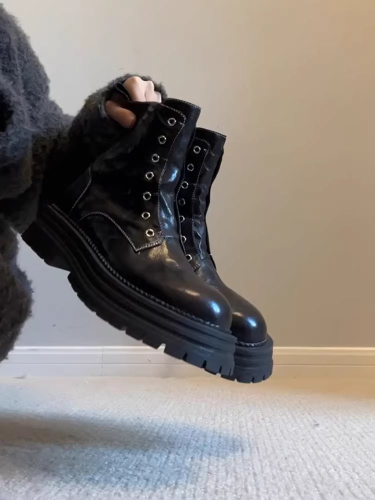Phiên bản da bò ~ Giày bốt Martin đế dày đế dày dành cho nữ, lót lông cừu mùa đông, khóa kéo bên hông, bốt ngắn thon gọn, da thật, mũi tròn cổ điển.