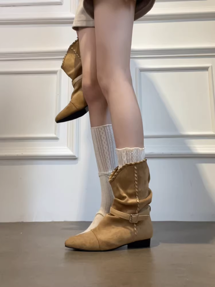 Phiên bản da bò ~ Giày bốt nữ kiểu dáng mùa thu đông mới, kiểu Hàn Quốc, khóa thắt lưng chữ V, đế bằng, chất liệu da lộn xếp ly, kiểu dáng chồng lớp