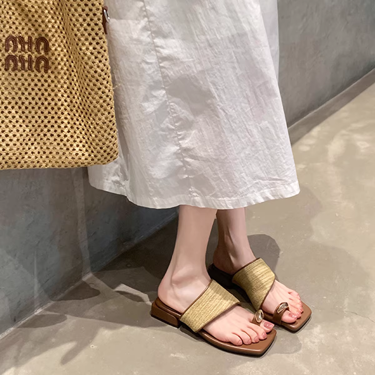 Phiên bản da cừu ~ Dép quai ngang đan bằng rơm kiểu dáng nghỉ dưỡng, mũi vuông, kẹp kim loại dành cho nữ, giày La Mã mùa hè đi ngoài trời