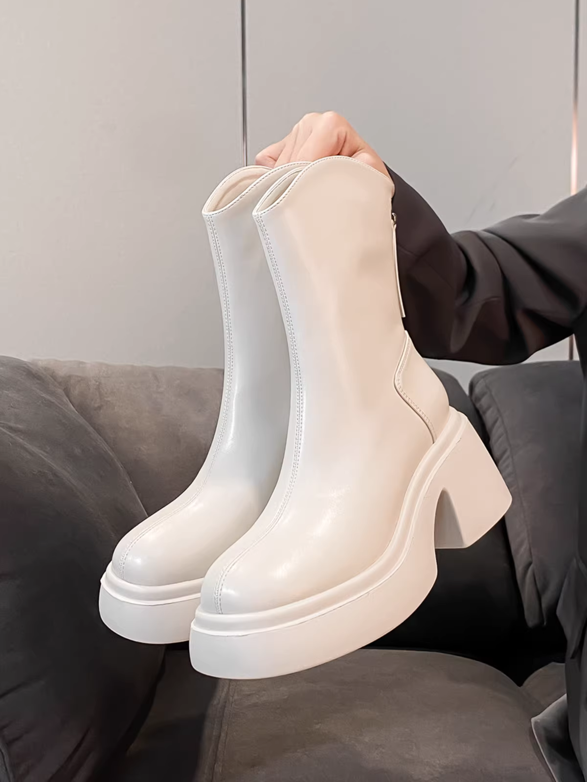 Pear Xiaoqi~ Giày bốt Martin đế dày tăng chiều cao dành cho nữ, phong cách Anh, khóa kéo phía sau, bốt ôm dáng cắt chữ V, gót dày, da thật, bốt ngắn màu trắng.