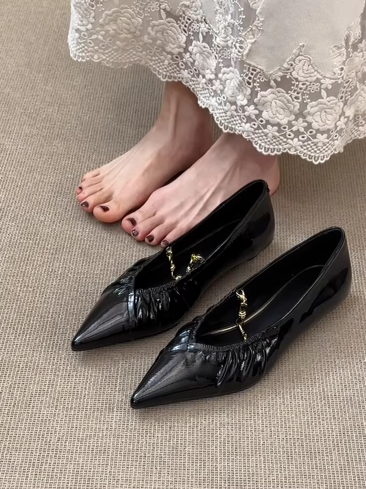 Phiên bản da cừu ~ Giày đế bằng xếp ly hình chữ V, giày đi làm có dây xích kim loại phong cách Pháp tuyệt đẹp dành cho nữ, giày bà ngoại thanh lịch.