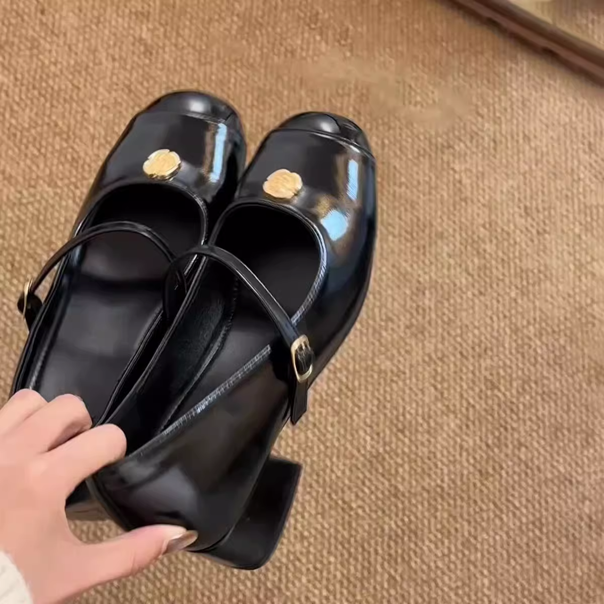 Phiên bản da cừu ~ Giày da nữ tăng chiều cao có khóa đơn, miệng nông, thiết kế hoa trà, giày đơn da thật, mũi tròn, giày Mary Jane đi làm.