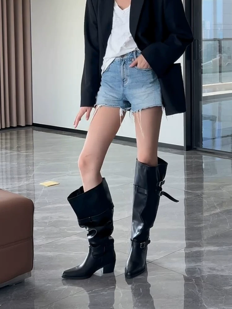 Phiên bản da bò ~ Giày bốt cưỡi ngựa ống rộng phong cách hot girl cổ điển dành cho nữ với mũi nhọn, khóa thắt lưng thời trang, gót dày và kiểu xếp ly.