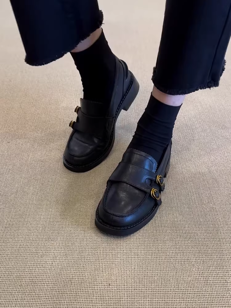 Phiên bản da cừu ~ Giày lười đa năng đế thấp kiểu retro mới dành cho nữ, giày lười da thật mũi tròn hai hàng khuy