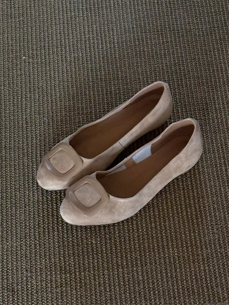 Phiên bản da cừu ~ Giày đế bằng mũi tròn màu mơ dịu dành cho nữ, giày đế bằng da lộn kiểu Pháp có khóa vuông.