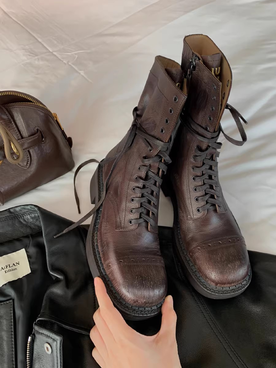 Phiên bản da bò~ Giày bốt cổ ngắn kiểu Anh cổ điển chạm khắc dành cho nữ, mũi tròn, khóa kéo bên hông, buộc dây, đa năng, kiểu dáng thon gọn, kiểu Martin