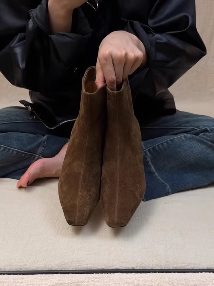 Giày bốt nữ da bò kiểu retro tối giản, gót kitten vuông, mũi nhọn, kiểu dáng ôm sát, chất liệu da lộn, khóa kéo bên, gót nhọn, cao gót, thích hợp đi làm.