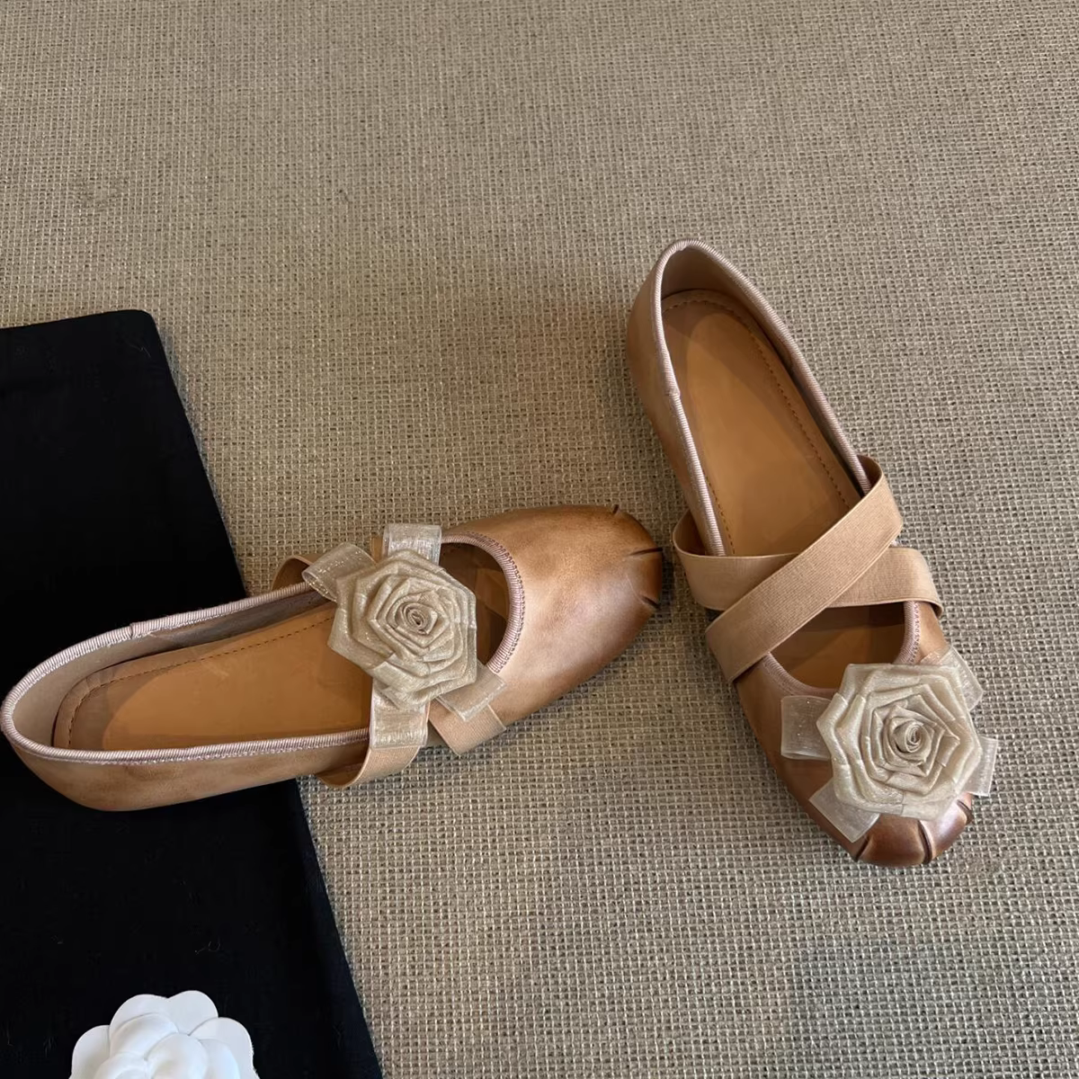 Phiên bản da cừu ~ Giày đế bằng hình hoa trà màu sắc cổ điển kiểu Pháp có dây đeo chéo và miệng nông bằng da thật