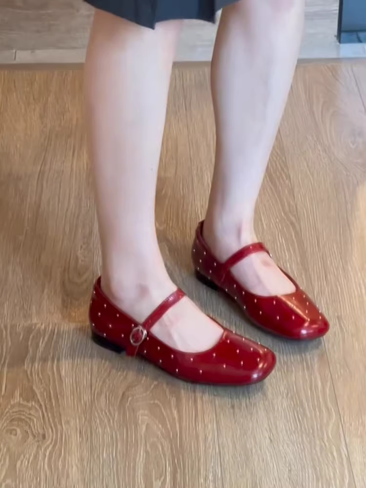 Phiên bản da cừu ~ Giày Mary Jane mũi vuông đính đinh màu đỏ dành cho nữ, kiểu dáng mới với khóa đơn, giày đế bằng cổ điển nông.