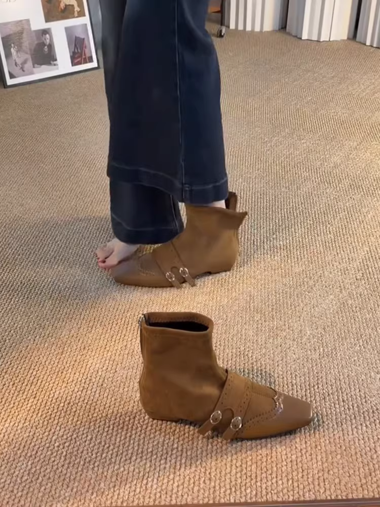 Phiên bản da bò ~ Giày bốt ngắn mũi vuông chạm khắc kiểu Brogue dành cho nữ, da thật có khóa thắt lưng và khóa kéo phía sau, kiểu dáng ôm sát.