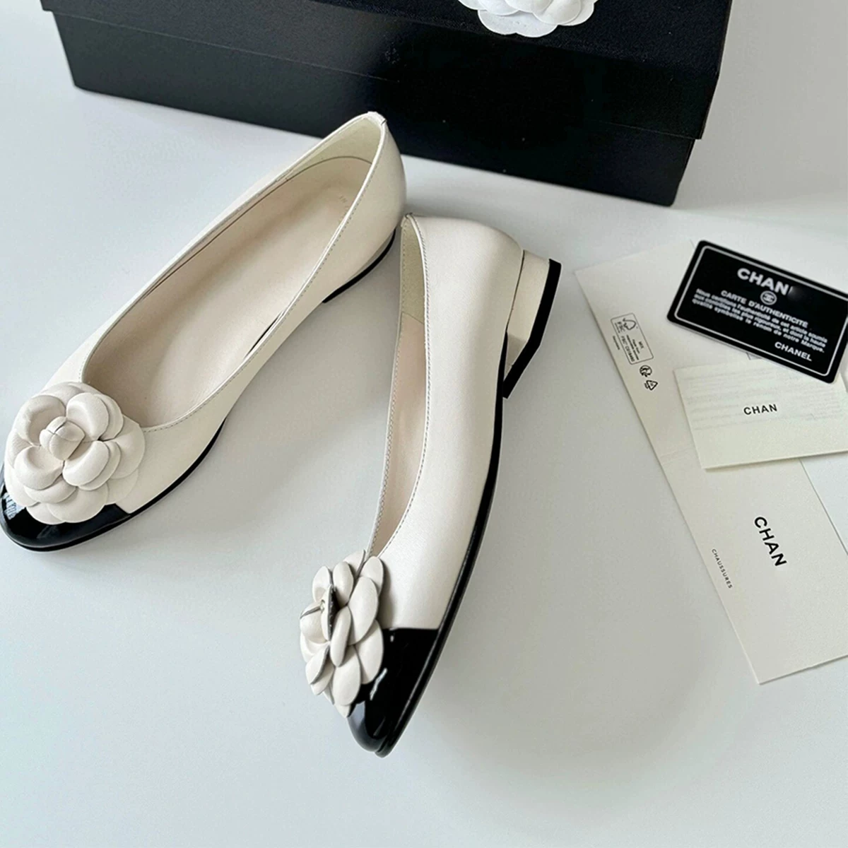 Phiên bản da cừu ~ Giày nữ thanh lịch kiểu Chanel với phối màu hoa trà, phong cách Pháp, thích hợp với váy, giày dạ hội đế bằng miệng nông.