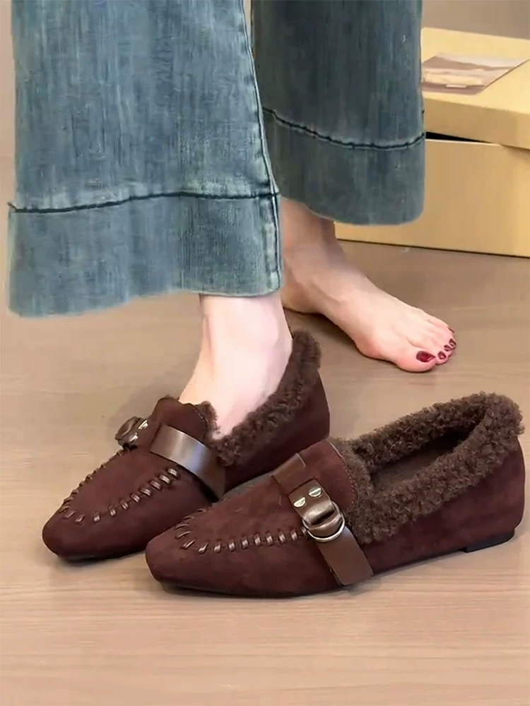 Phiên bản da cừu ~ giày lười da lộn thiết kế khóa thắt lưng cổ điển dành cho nữ, giày cotton thời trang có độ cao tăng chiều cao bên trong kiểu dệt mới