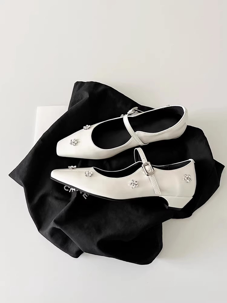 Phiên bản da cừu ~ Giày đế thấp đính đá phong cách Pháp màu trắng dịu dàng dành cho nữ, giày mũi vuông nhỏ bằng da sáng chế kiểu Mary Jane