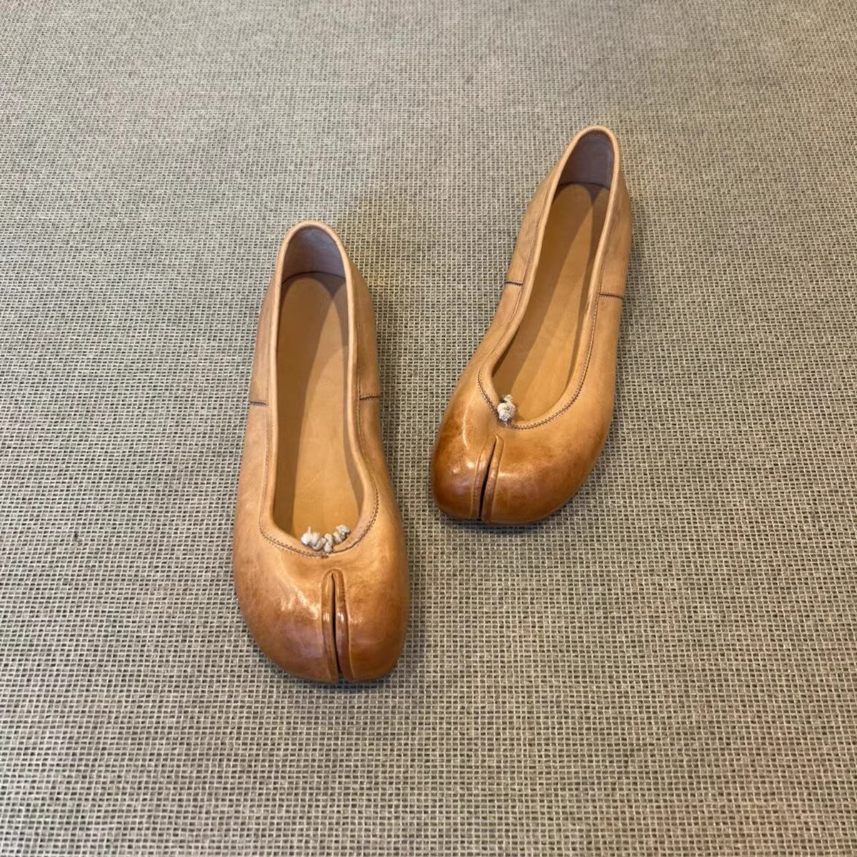 Phiên bản da bò~ Giày da thật cổ điển kiểu xỏ ngón dành cho nữ, kiểu dáng giày đế thấp kiểu chân lợn, giày đơn giản đa năng, giày bệt kiểu ballet mới năm 2025.
