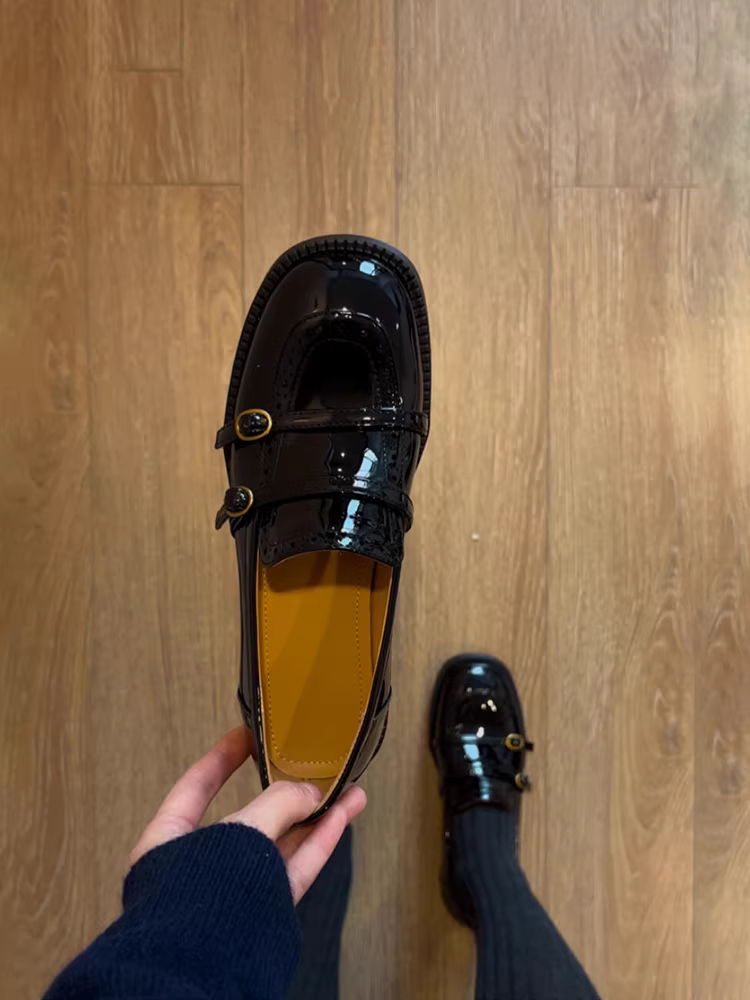 Phiên bản da cừu ~ Giày đế thấp có khóa da chạm khắc dành cho nữ, giày da nhỏ mũi tròn phong cách Anh, giày lười da thật