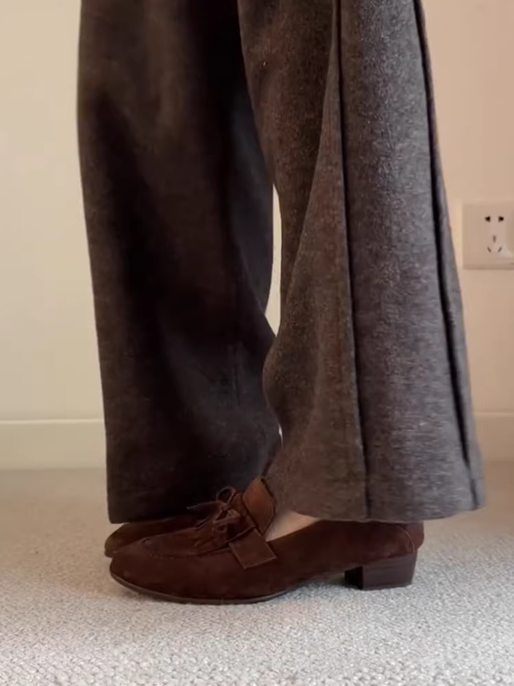 Phiên bản da cừu ~ Giày lười da lộn tua rua cổ điển dành cho nữ, gót dày đa năng, mũi tròn, tôn dáng, giày da nhỏ lót lông cừu