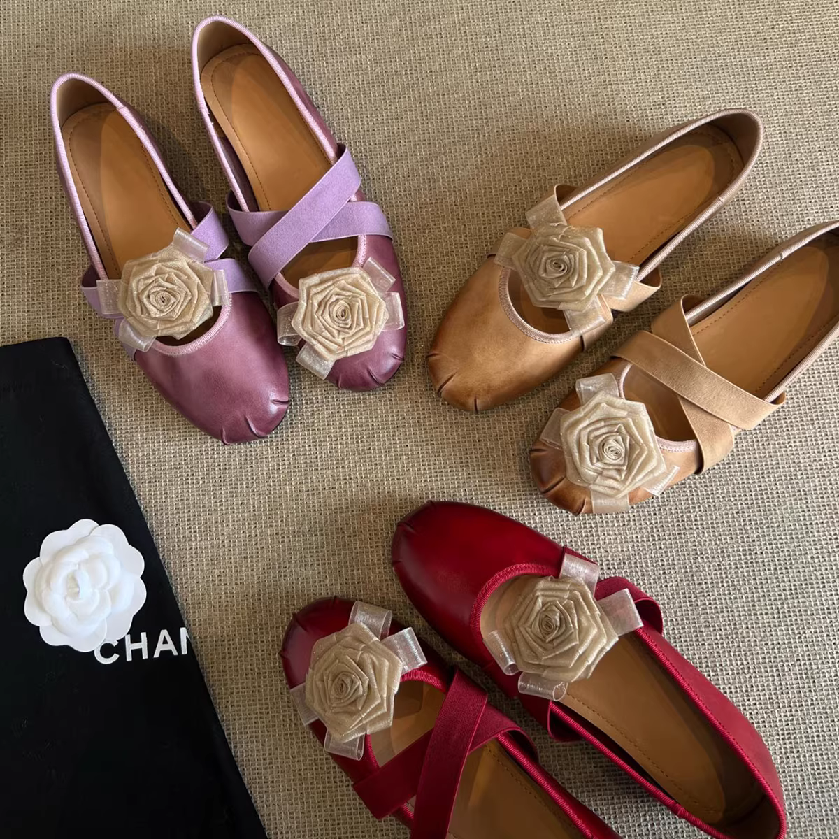 Phiên bản da cừu ~ Giày đế bằng hình hoa trà màu sắc cổ điển kiểu Pháp có dây đeo chéo và miệng nông bằng da thật
