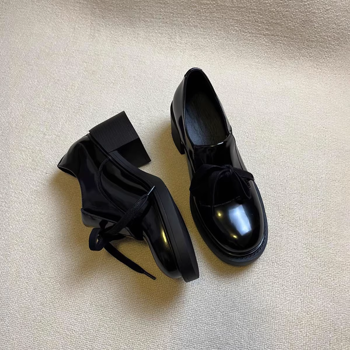 Phiên bản da cừu ~ Giày lười cao gót phong cách cổ điển của Anh dành cho nữ, giày da nhỏ có gót thô có nơ, giày đế bằng màu đen