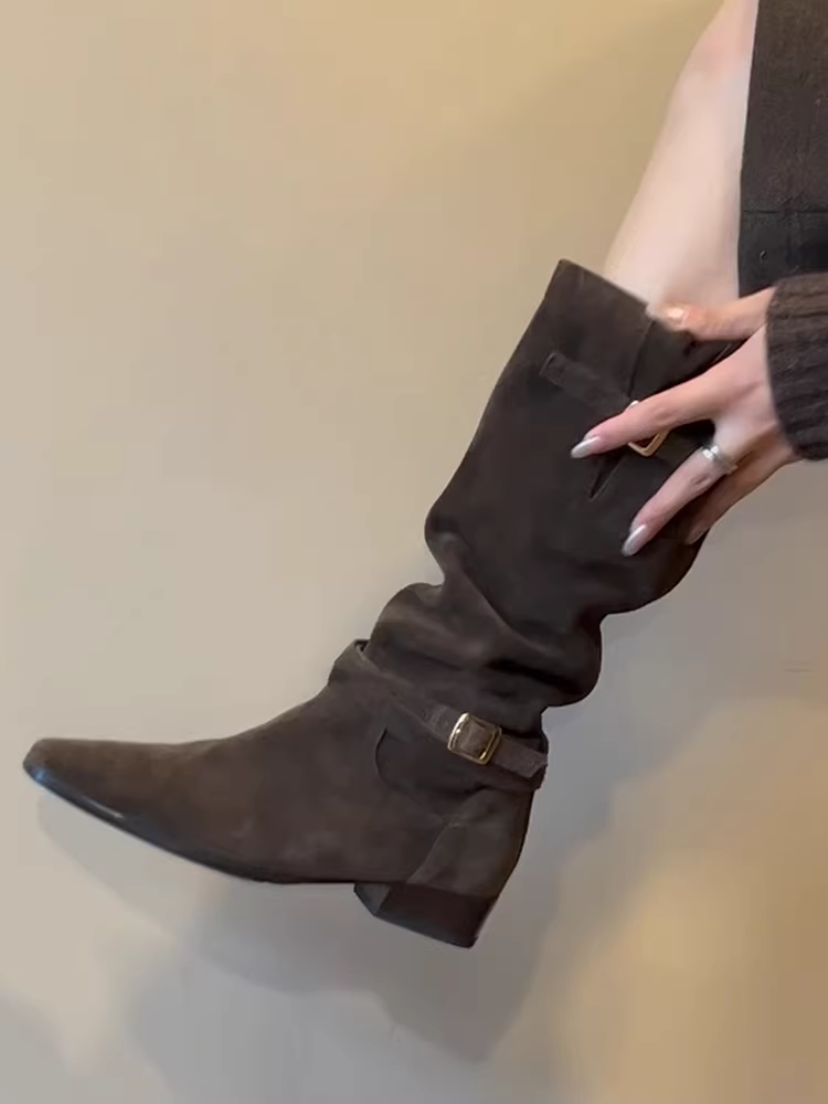 Phiên bản da bò~ Giày bốt dài thời trang và độc đáo theo phong cách vùng đất hoang dành cho nữ, có khóa thắt lưng cổ điển, mũi nhọn thon gọn, kiểu xếp ly thanh lịch.