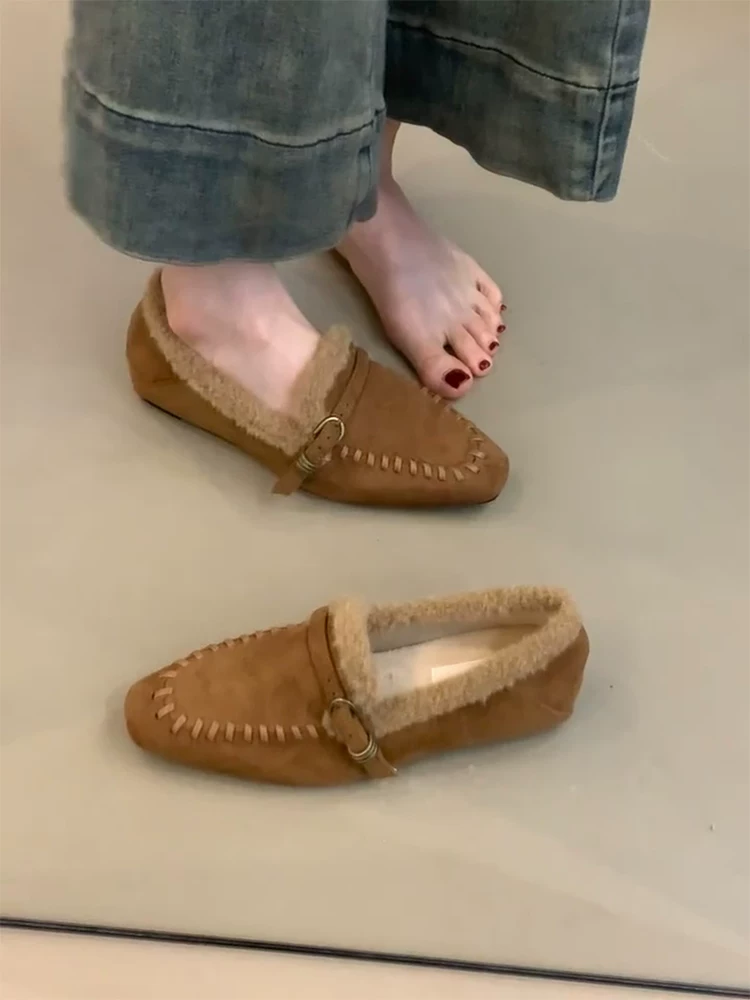 Phiên bản da cừu ~ Giày lười dệt bằng da lộn cổ điển mùa thu đông dành cho nữ với mũi nhọn, gót giấu và thiết kế quai đơn.