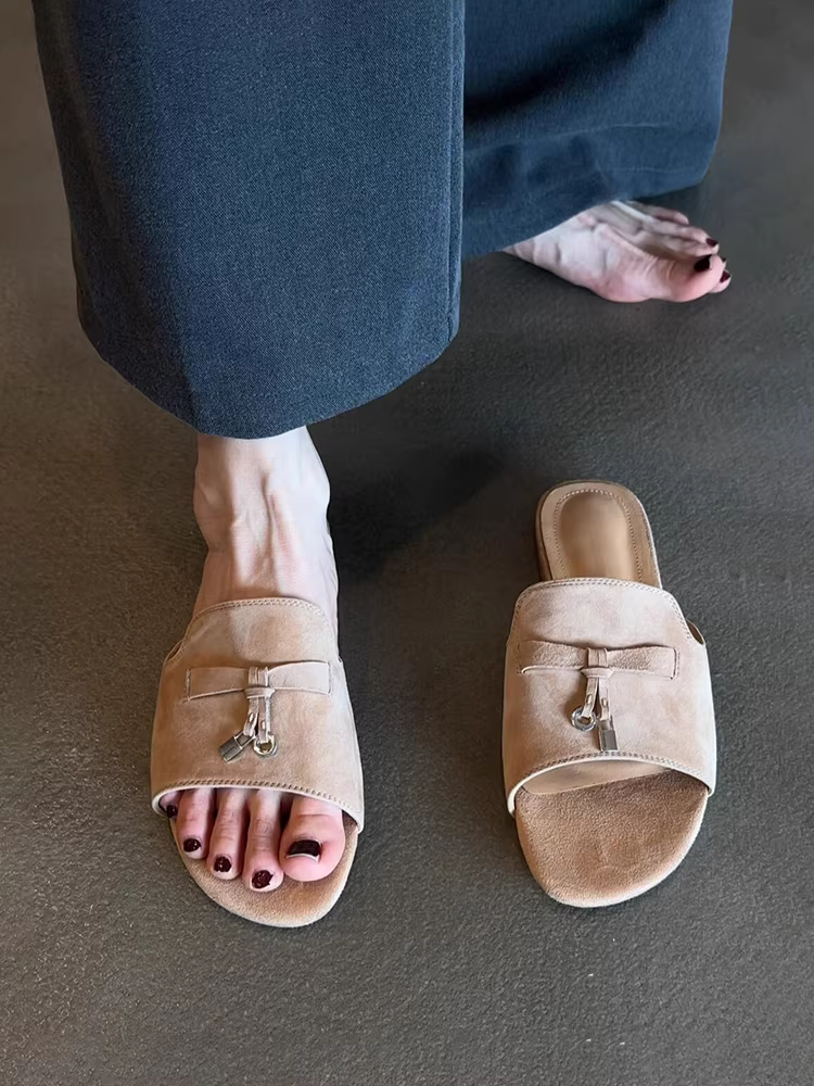 Phiên bản da cừu ~ Dép quai ngang nữ bằng da lộn cổ điển có tua rua, khóa kim loại, kiểu xỏ ngón, đế bằng