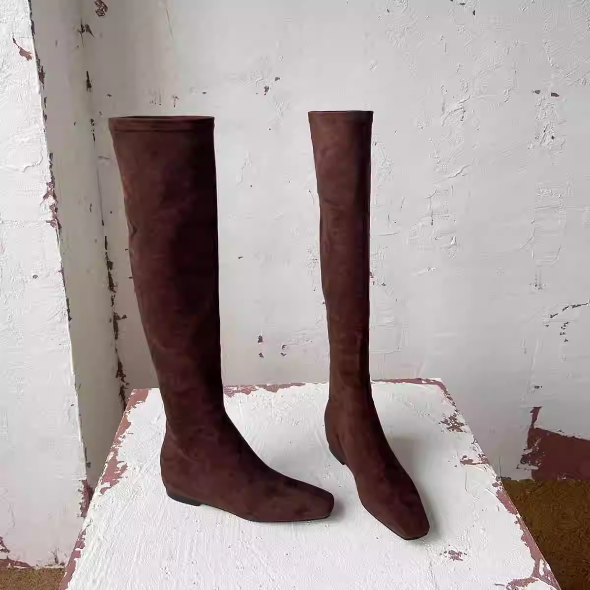 Phiên bản da bò ~ Giày bốt dài bằng da lộn cổ điển dành cho nữ với độ tăng chiều cao ẩn, giày bốt thon gọn, mũi vuông, trên đầu gối, giày đi xe thanh lịch và đa năng.