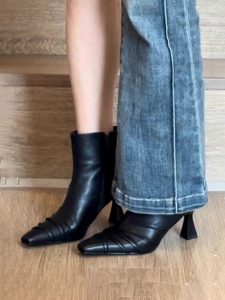 Phiên bản da bò ~ Giày bốt ngắn mũi vuông bằng da thật có gót cao, bốt đen thon gọn đa năng theo phong cách Pháp.