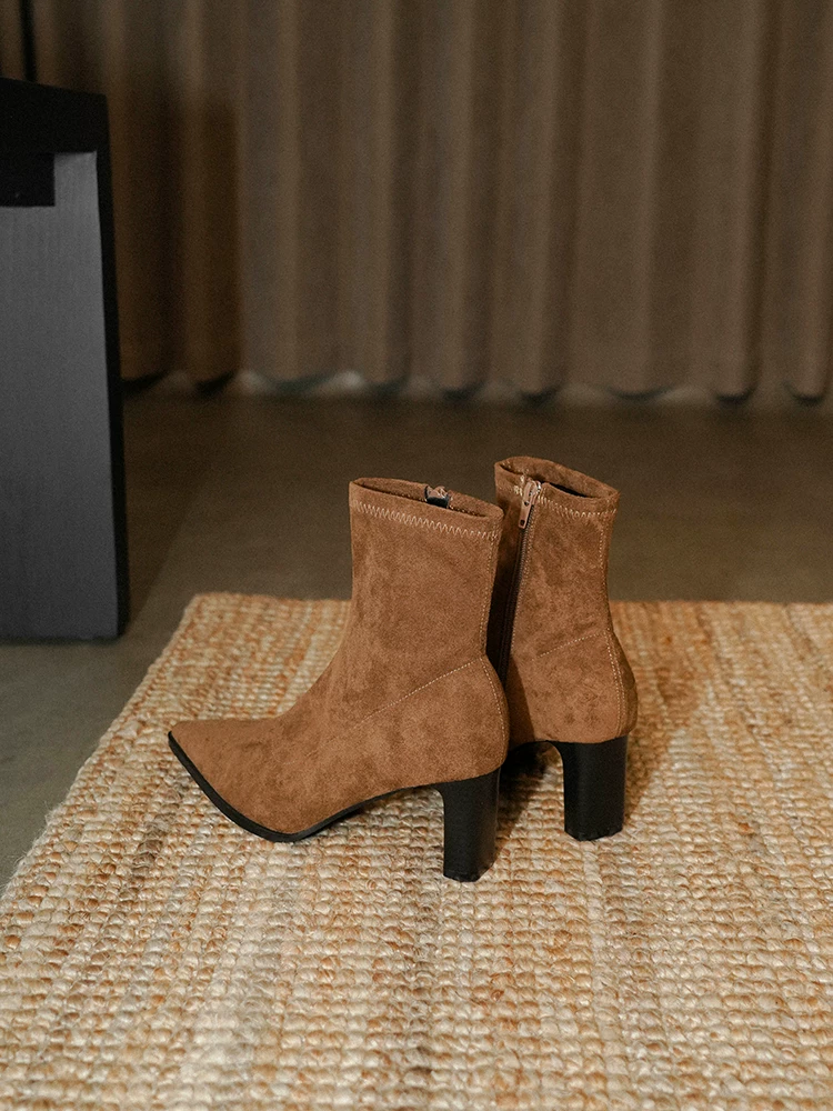 Pear Xiaoqi~ Giày bốt cao gót thời trang thanh lịch dành cho nữ, bốt ngắn mũi nhọn bằng da lộn cổ điển, bốt thun có khóa kéo bên hông tối giản.