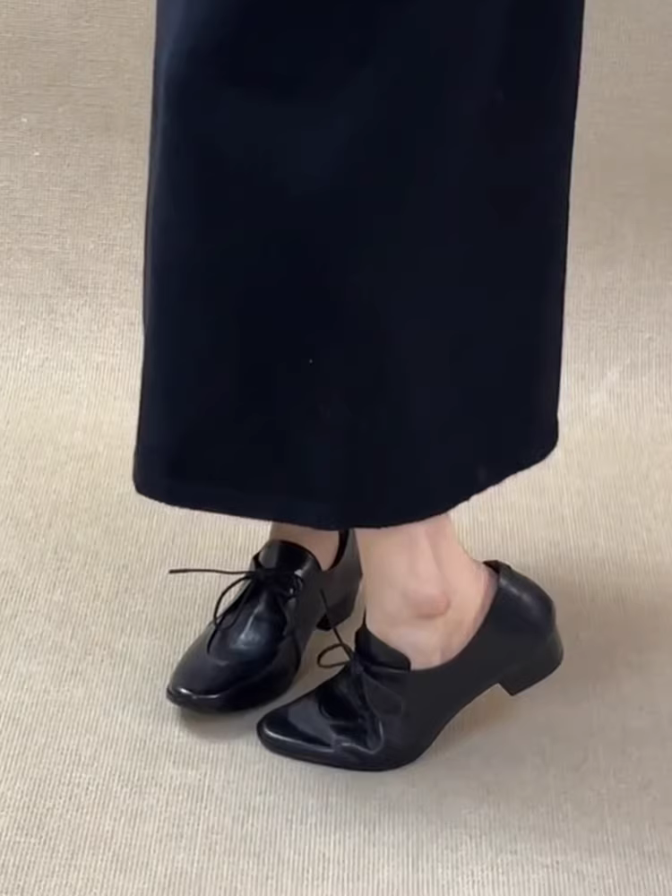 Phiên bản da cừu ~ Giày đơn nhỏ màu đen có dây buộc mới dành cho nữ, giày lười da thật đế dày cổ điển, giày da nhỏ cổ điển.