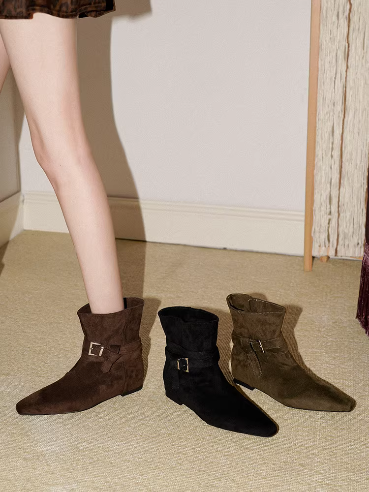 Pear Xiaoqi~ Giày bốt ngắn có khóa thắt lưng đơn giản kiểu Pháp kiểu Hàn Quốc dành cho nữ có mũi nhọn và tăng chiều cao ẩn, giày bốt thời trang bằng da lộn mùa thu đông.