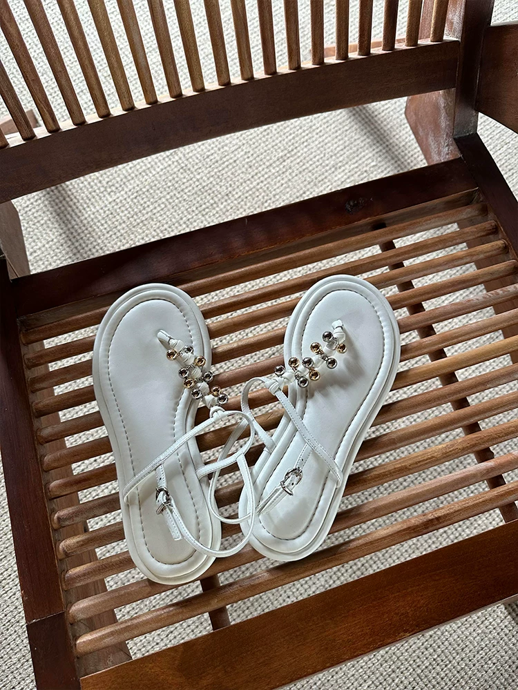 Phiên bản da cừu ~ Dép xỏ ngón đế bằng đa năng mùa hè mới dành cho nữ, thiết kế độc đáo, giày đế bằng kim loại đa năng đi nghỉ mát
