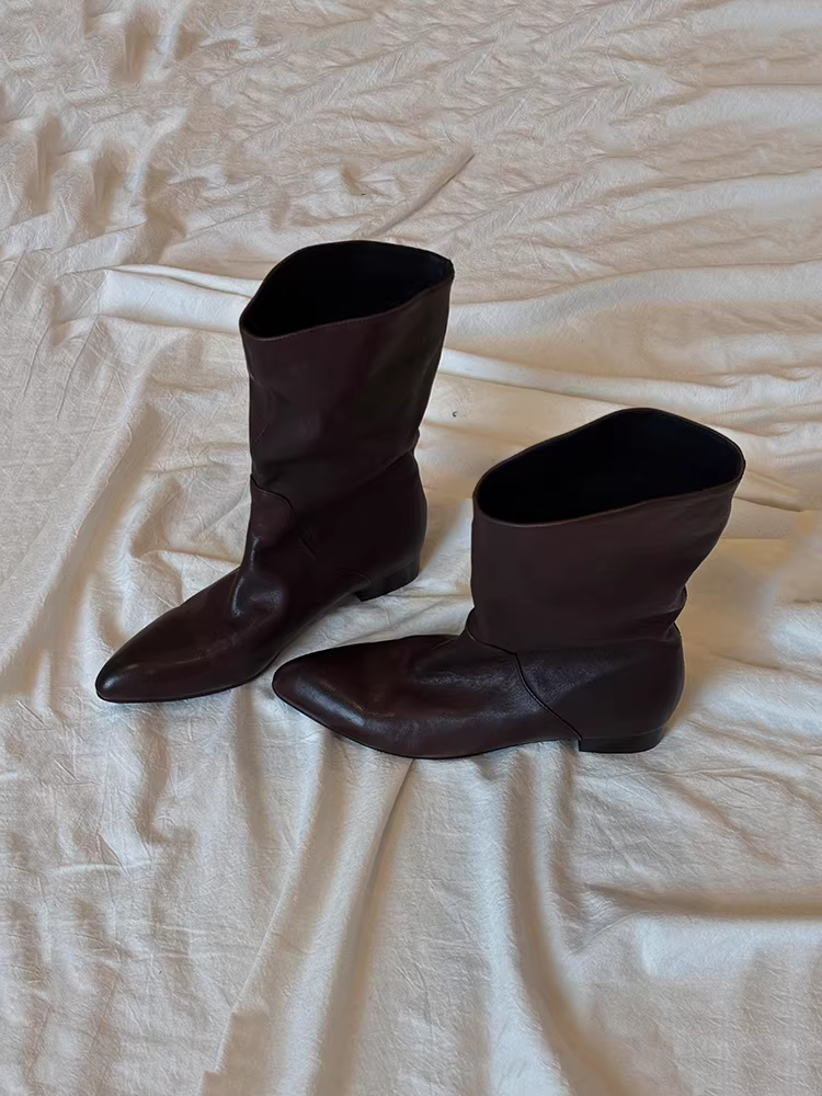 Phiên bản da bò ~ Giày bốt xếp ly cổ điển tối giản màu đen thanh lịch dành cho nữ, mũi nhọn, da đã qua xử lý, gót thấp, giày bốt đến giữa bắp chân giúp thon gọn.