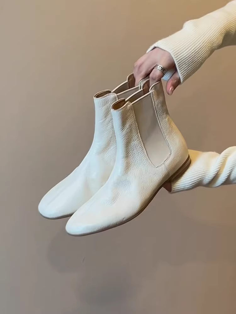 Phiên bản da bò ~ Giày Chelsea màu trắng phong cách Anh Pháp dành cho nữ, mũi tròn, da thật, đa năng, đế bằng, kiểu dáng thon gọn, cổ ngắn