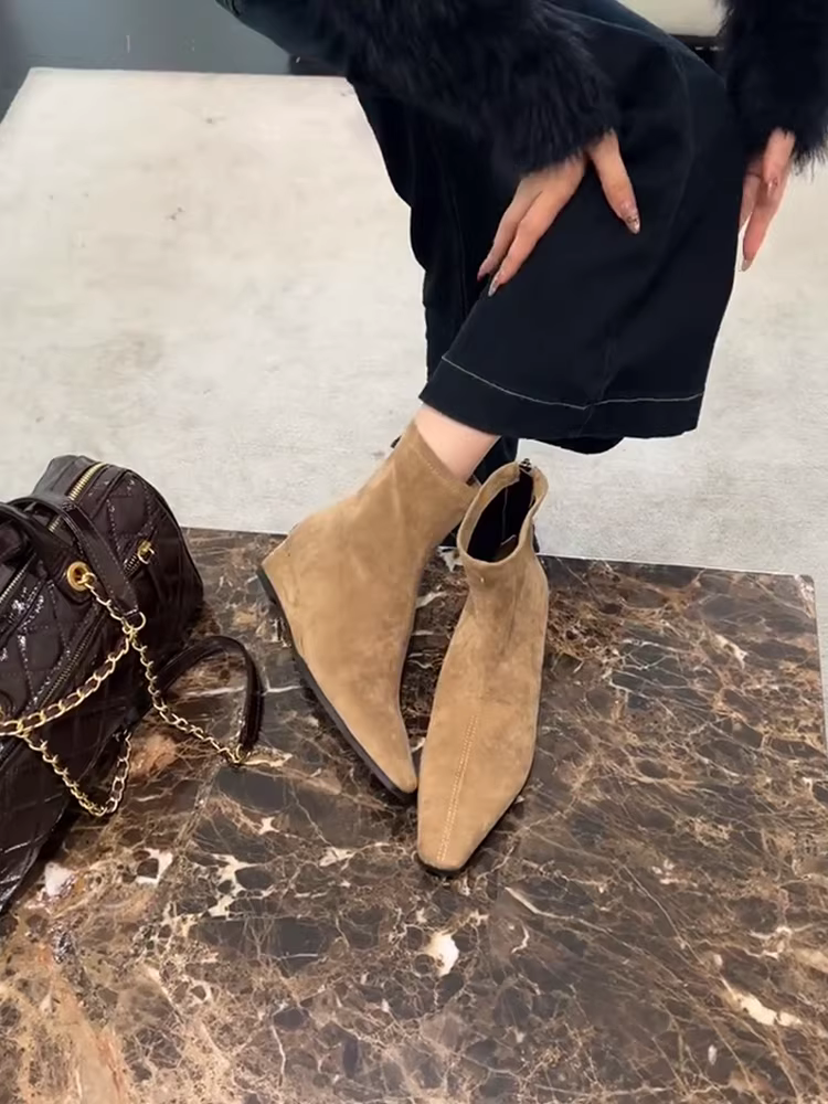 Phiên bản da bò ~ Giày bốt mũi vuông nhỏ kiểu cổ điển kiểu dáng đơn giản dành cho nữ có gót nêm, chất liệu da lộn, bốt ngắn co giãn thanh lịch và thời trang